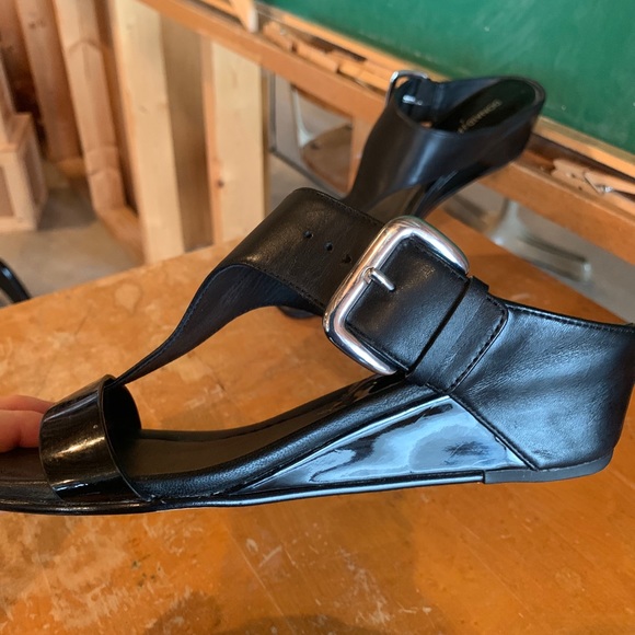 Donald Pliner slides. Black. 6.5 - Picture 3 of 7